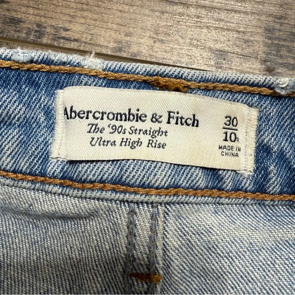 Abercrombie & Fitch The 90's Straight Ultra High-Rise Denim Jeans - Picture 7 of 13